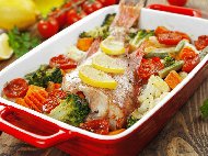 Червена риба есетра с чери домати, карфиол, броколи и сладки картофи на фурна